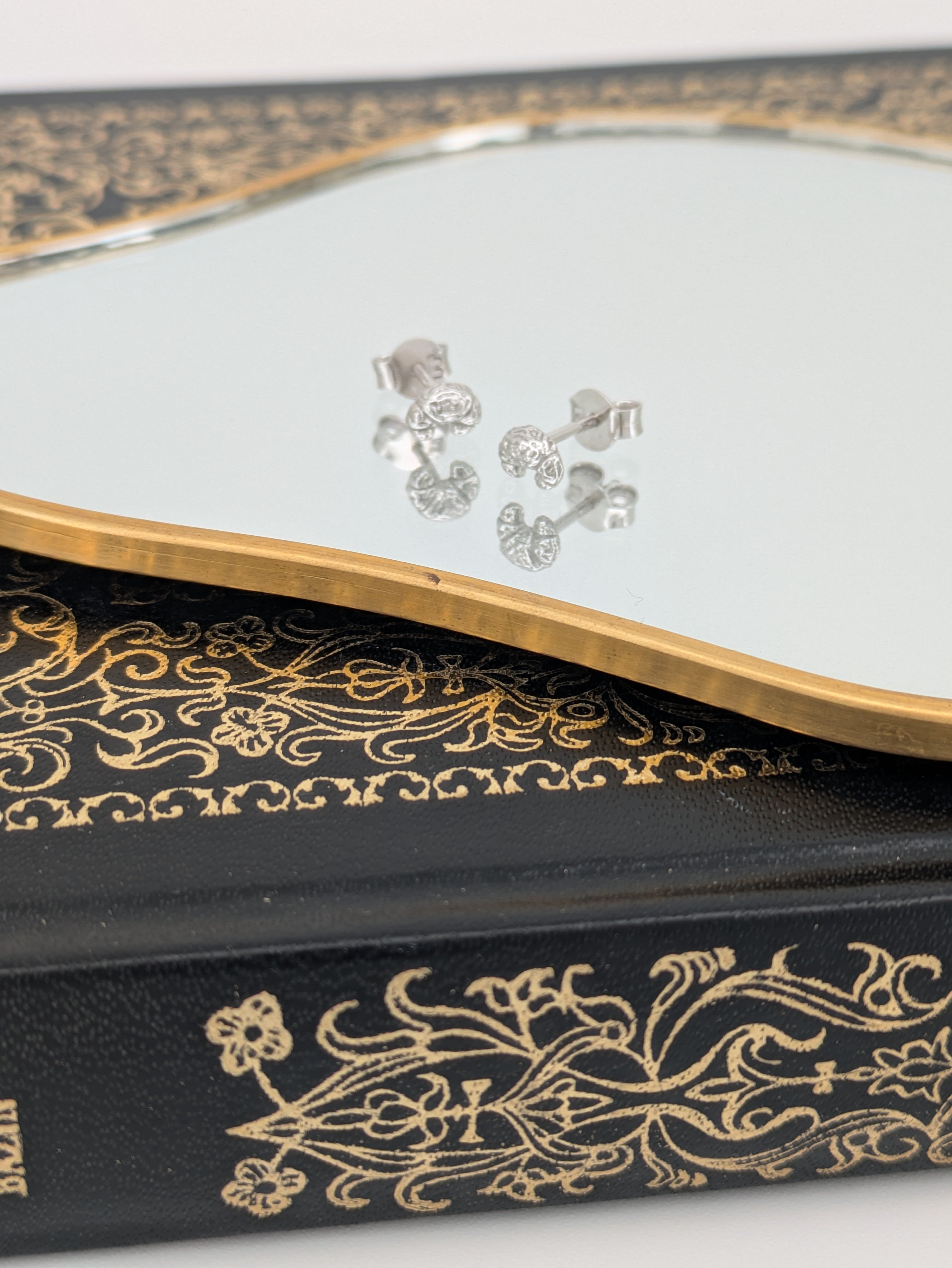 Le Petit Croissant Stud