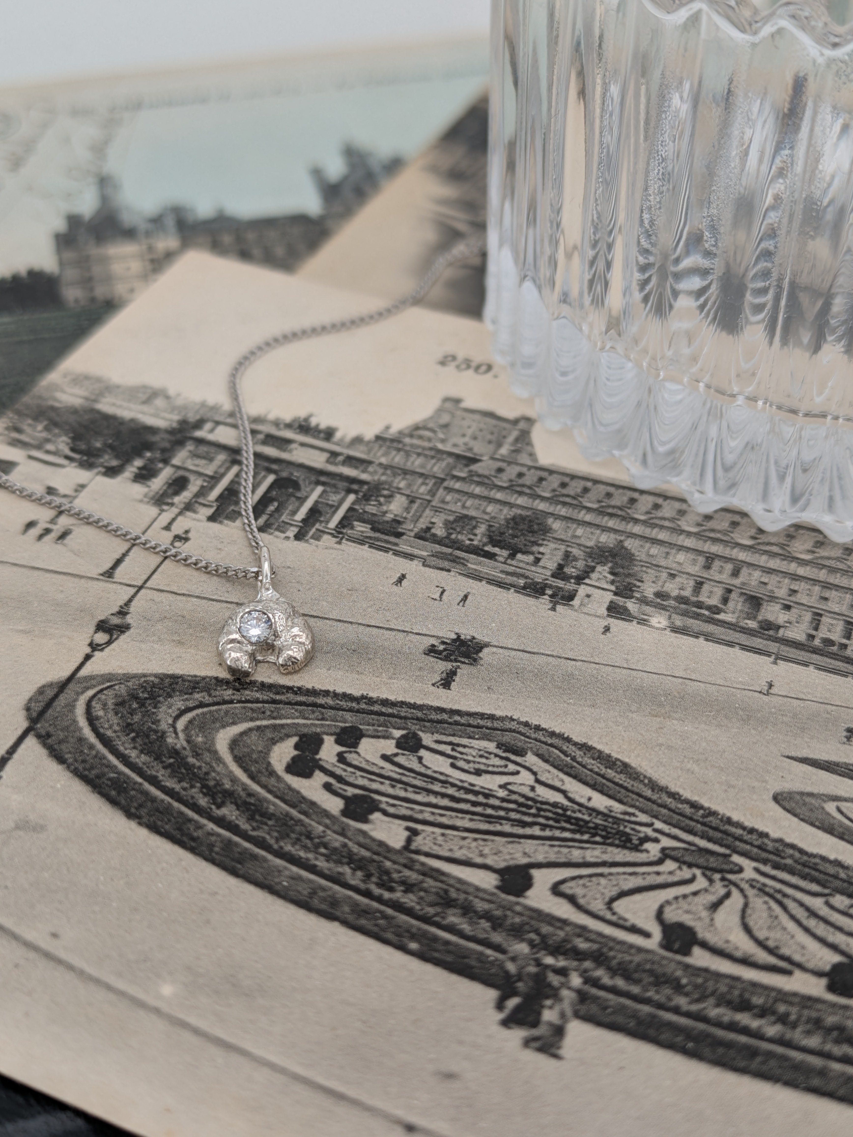 Le Collier Croissant Petite Sparkle